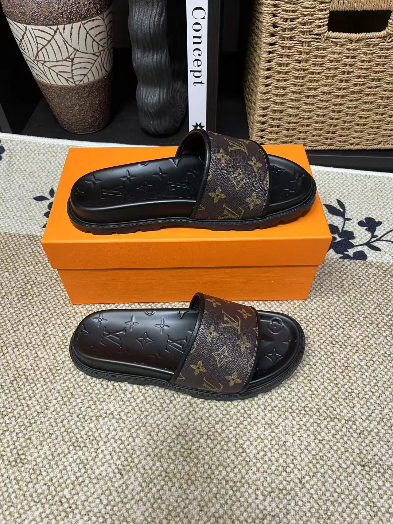 P270🏆Louis Vuitton 🏆[Louis Vuitton] Spring/Summer 2025 [Men's Flip Flops] 🎯🎯As an active family in the fashion industry ⭐ Lv is characterized by bold innovation ⚡Create this casual business style for Chinese fashionable men ✨The fabric is made of imported high-grade cowhide 🔥 Clean and neat ⚡Fashionable and elegant🌹Breathable, sweat-absorbent and deodorant👈So luxurious, high-end and domineering. 👍Must be sold if you repost the picture. Number of yards: 38--46. Color: 🎉 For large quantities. Welcome to repost.